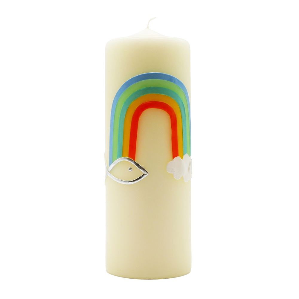 Cremefarbene Taufkerze mit buntem Regenbogen und silbernem Ichthys-Fischsymbol sowie kleinen weißen Wolken