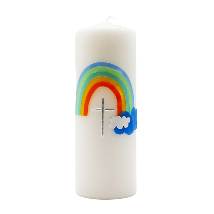 Weiße Taufkerze mit Regenbogen, silbernem Kreuz und blauen sowie weißen Wolken