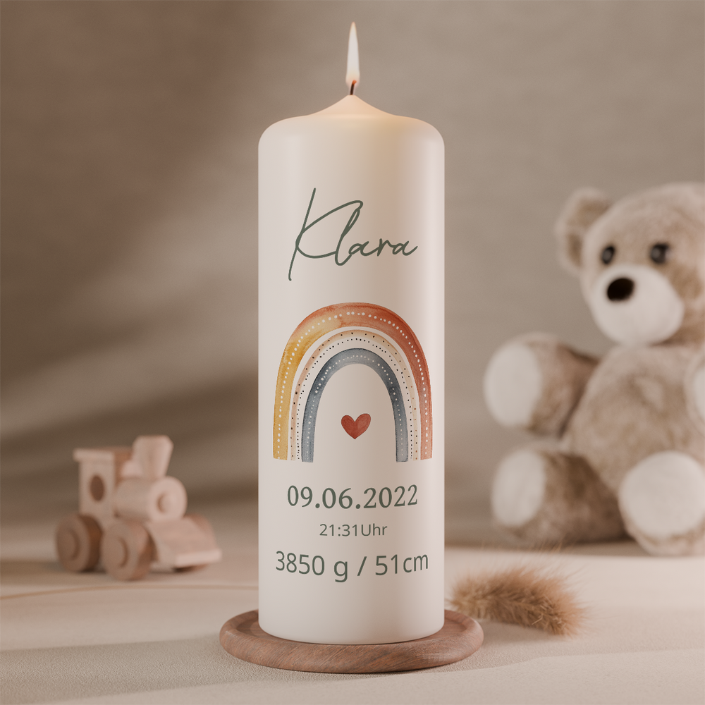 Geburtskerze mit Regenbogen in Naturfarben dekoriert im Kinderzimmer mit Teddy