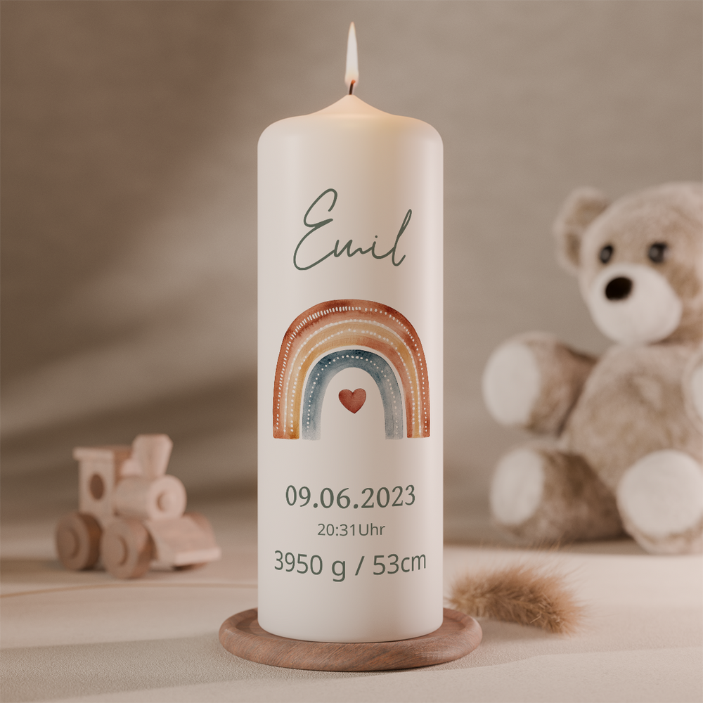 Personalisierte Taufkerze mit Regenbogen Motiv dekoriert im Kinderzimmer mit Teddy