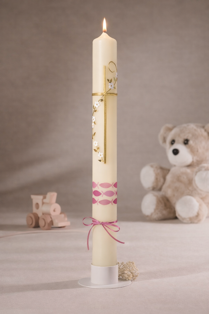 „Detailansicht einer Taufkerze mit goldenem Kreuz, rosa Fischen und zarter Blütenverzierung“