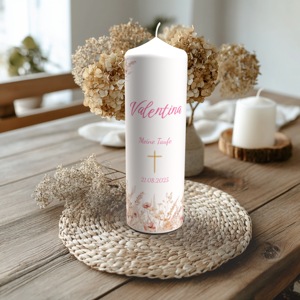 Handgefertigte Taufkerze mit floraler Aquarellgestaltung, Name Valentina, mit goldenem Kreuz und sanften Blüten auf Holztisch mit Trockenblumen.