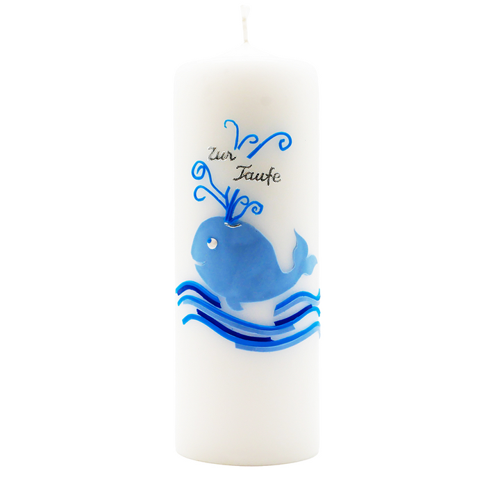 Weiße Taufkerze mit fröhlichem blauem Wal und Wasserspritzern, Schriftzug „Zur Taufe“
