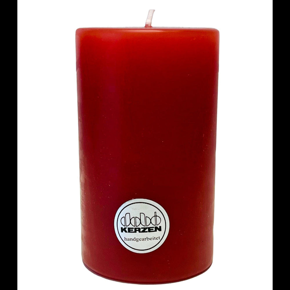 Terracottafarbene Stumpenkerze aus Wachs, handgearbeitet und hochwertig gegossen, hergestellt von DOBO Kerzen.