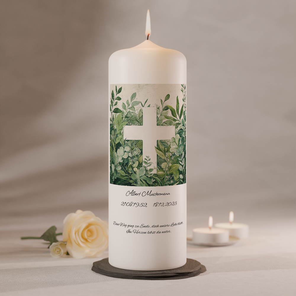 Detailansicht des grünen Blattmotivs mit Kreuz auf der Trauerkerze „Blattwerk & Kreuz“