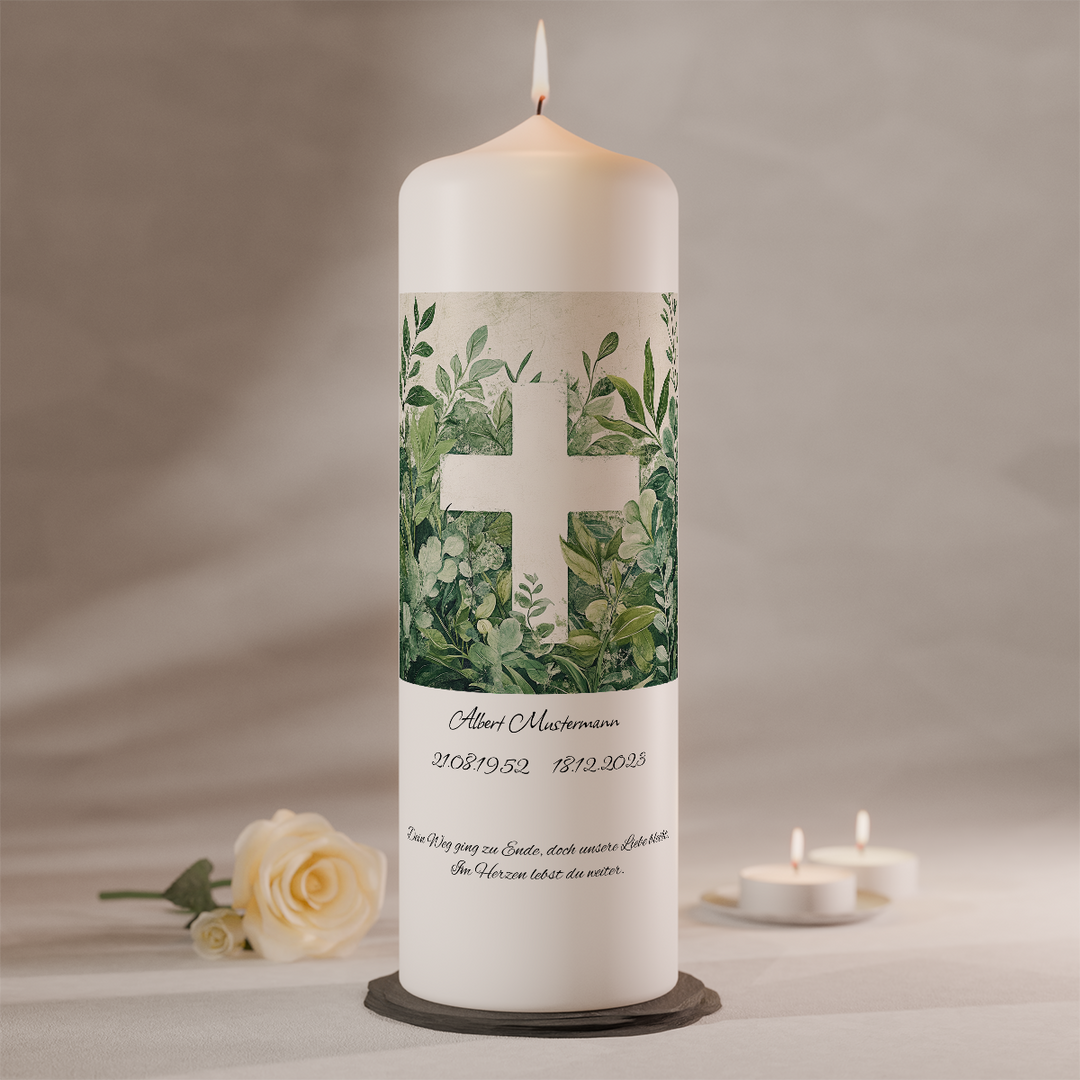 Trauerkerze „Blattwerk & Kreuz“ mit grünem Naturmotiv und hellem Kreuz, handgefertigte Bienenwachskerze als tröstendes Erinnerungslicht