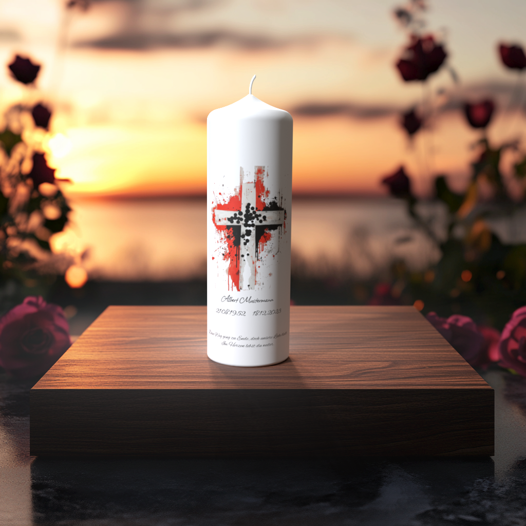 Weiße Trauerkerze mit rotem Aquarellkreuz und feinen Pinselspuren, auf Holzpodest vor Sonnenuntergang mit Rosen – Symbol für Hoffnung und Trost.