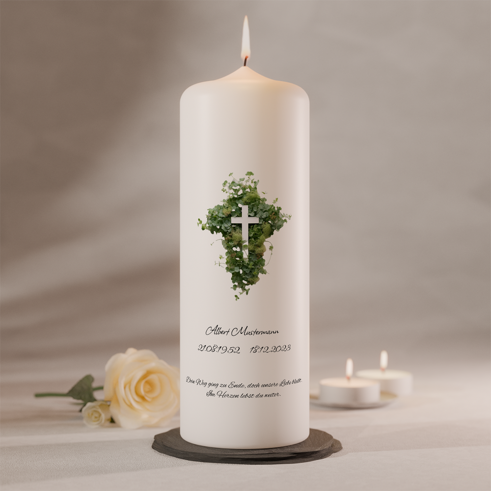 Personalisierbare Gedenkkerze mit Efeuherz und Kreuzmotiv auf weißer Trauerkerze