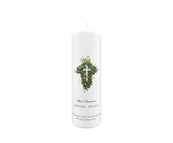 Freigestellte weiße Trauerkerze mit grünem Efeuherz und Kreuz auf transparentem Hintergrund – Symbol für Hoffnung, Glaube und Verbundenheit.