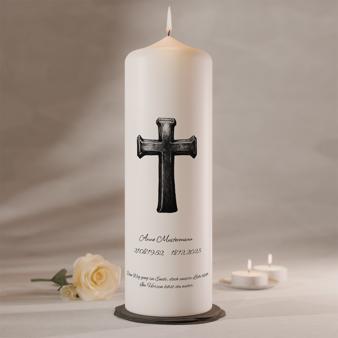 Trauerkerze mit dunklem Eisenkreuz als Symbol für Stärke, Glauben und Erinnerung