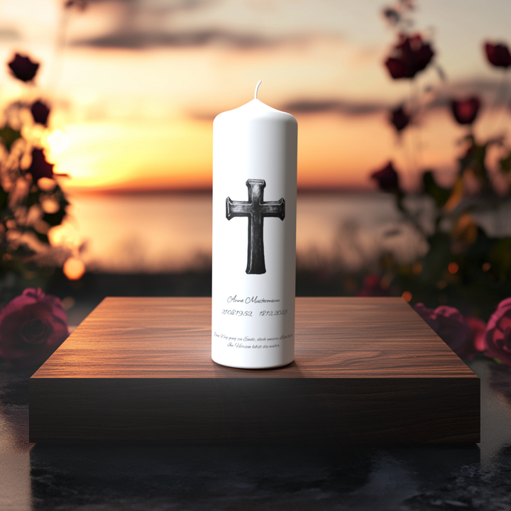 Weiße Trauerkerze mit markantem Eisenkreuz – Symbol für Stärke, Glaube und ewige Ruhe.