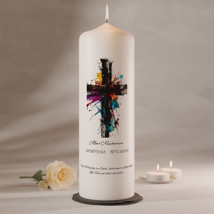 Moderne Trauerkerze mit farbstarkem Expression-Kreuz auf weißer Kerze als Symbol für Erinnerung und Leben