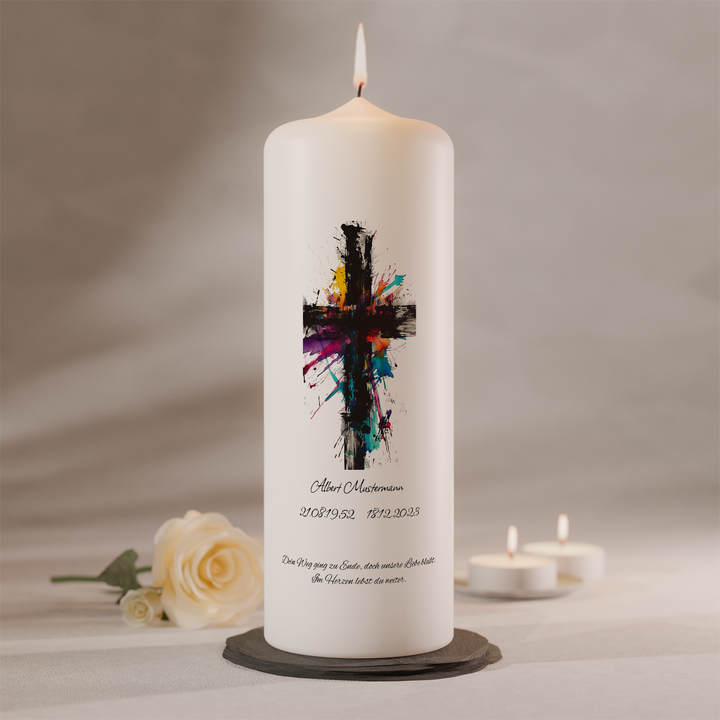 Personalisierbare Gedenkkerze mit modernem Expression-Kreuz in kräftigen Farben auf weißer Trauerkerze