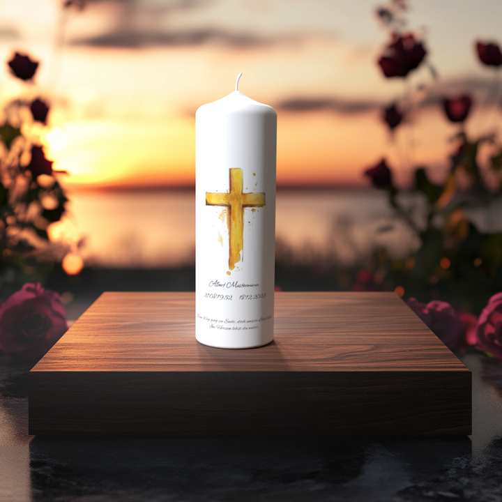 Weiße Trauerkerze mit goldenem Kreuz im Aquarellstil, auf Holzpodest mit Blumen und warmem Licht, Symbol für Trost und ewige Erinnerung.
