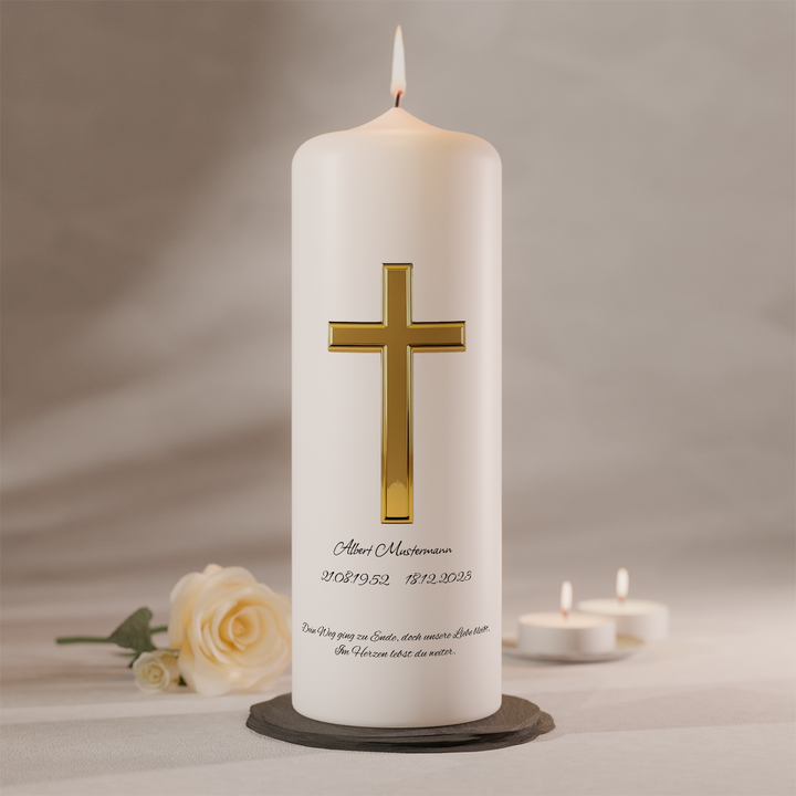 Personalisierbare Gedenkkerze mit goldenem Kreuz auf weißer Trauerkerze