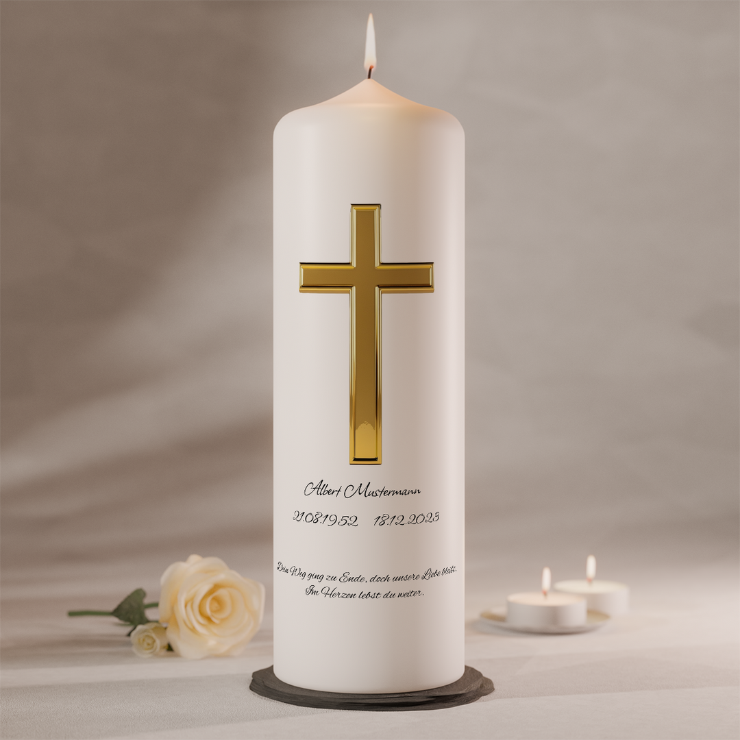 Klassische Trauerkerze mit goldenem Kreuz auf weißer Gedenkkerze als Symbol für Glauben und Hoffnung