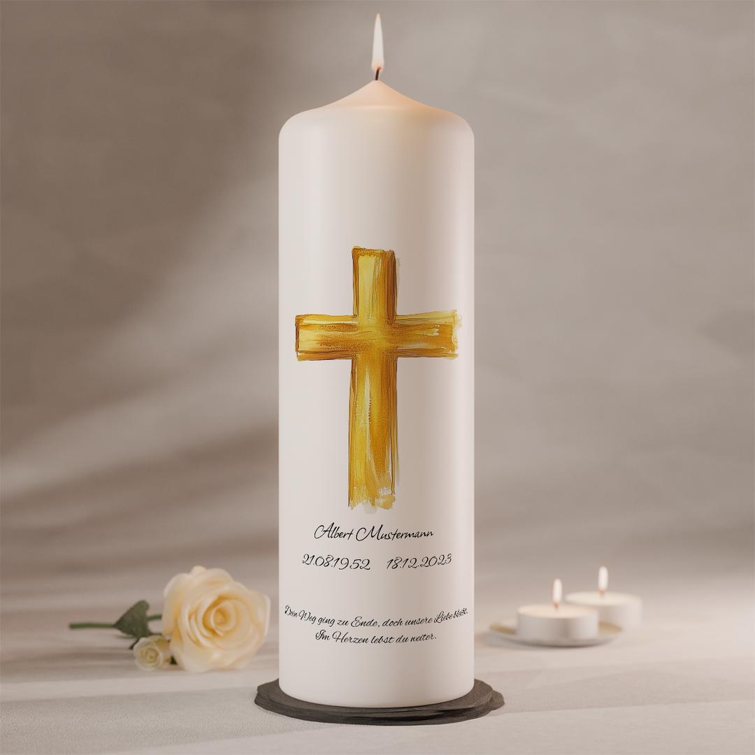 Moderne Trauerkerze mit handgemaltem goldenem Pinselkreuz auf weißer Gedenkkerze