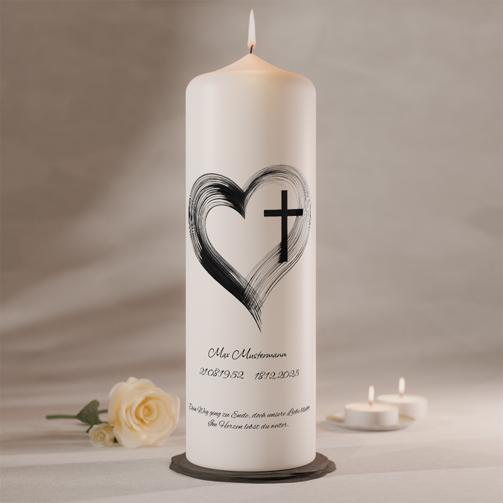 Trauerkerze mit Herz und Kreuz als Symbol für Liebe, Glauben und Erinnerung