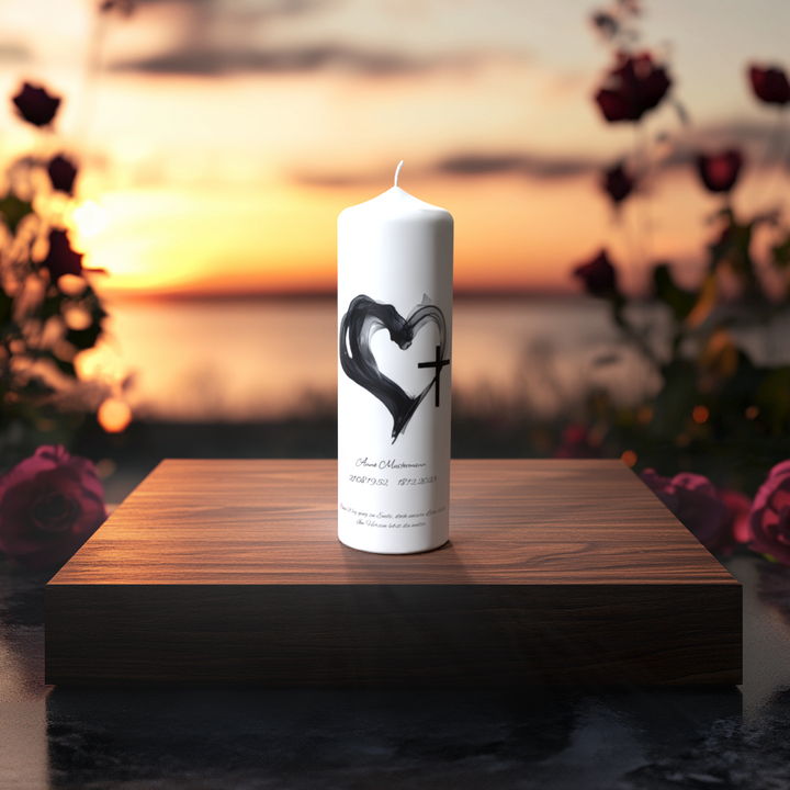 Weiße Trauerkerze mit abstrakter schwarzer Herzlinie und Kreuz – Symbol für Liebe, Glaube und Erinnerung.