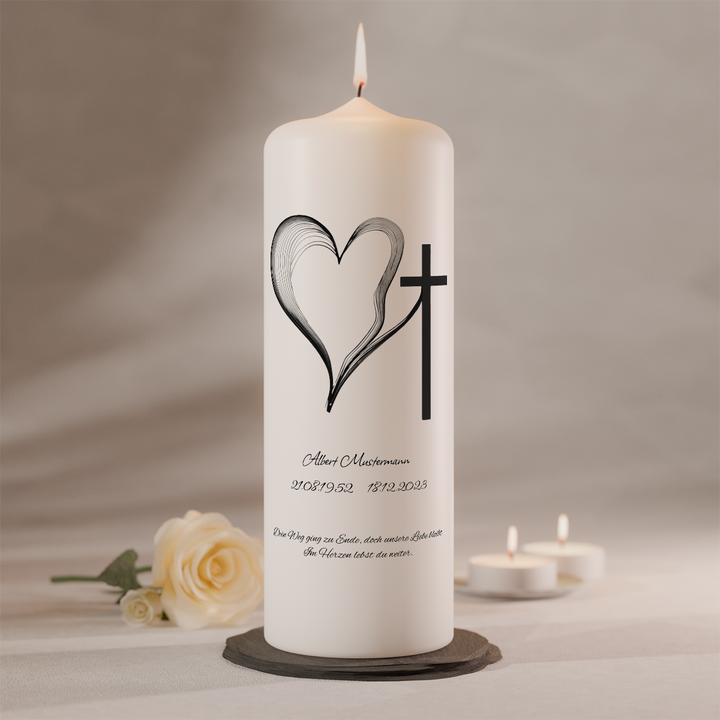 Personalisierbare Gedenkkerze mit Herzlinie und Kreuz auf weißer Trauerkerze