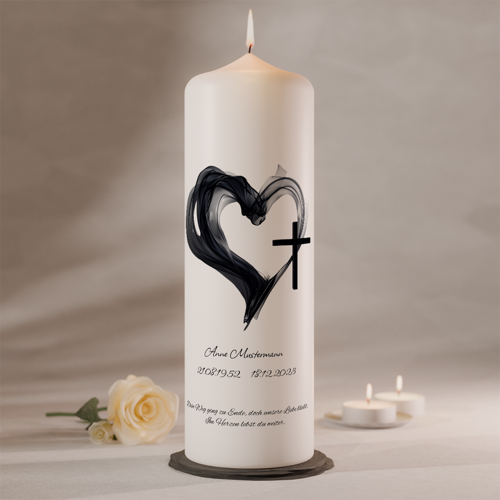 Trauerkerze mit Herzlinie und Kreuz als Symbol für Liebe und Erinnerung