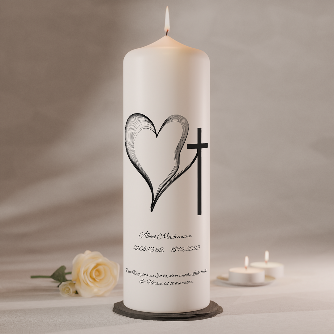 Schlichte Trauerkerze mit Herzlinie und Kreuz auf weißer Gedenkkerze als Symbol für Liebe und Erinnerung