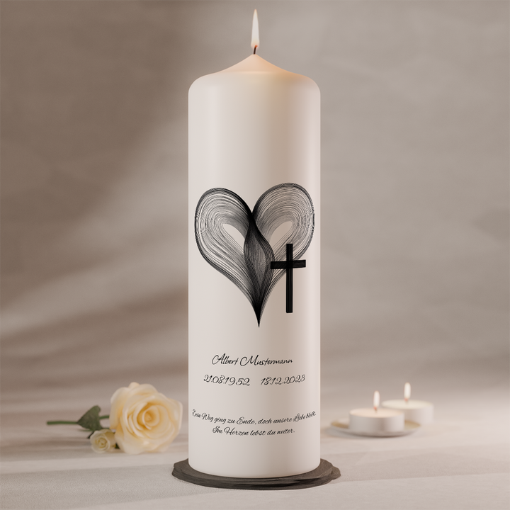 Personalisierbare Gedenkkerze mit Herzlinien und Kreuzmotiv auf weißer Trauerkerze