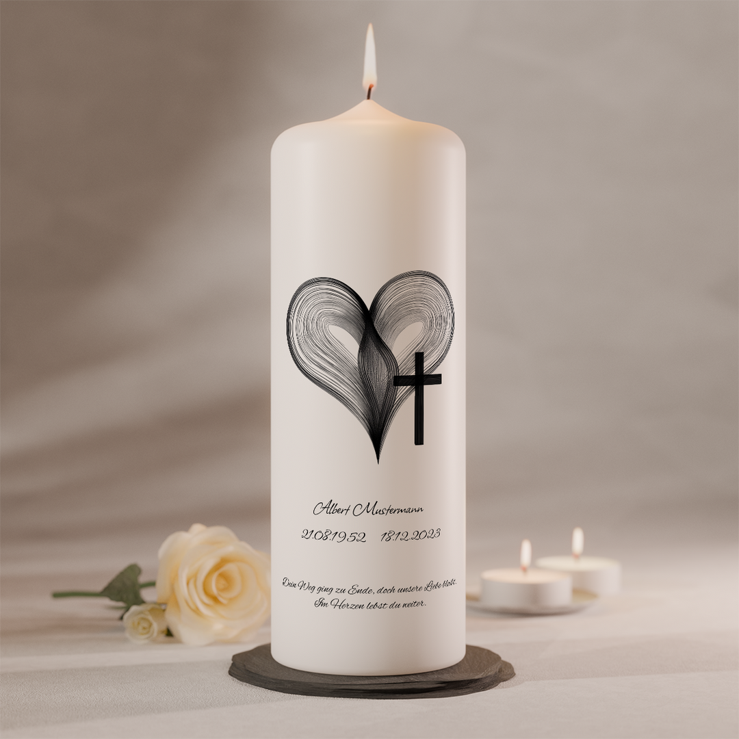 Moderne Trauerkerze mit Herzlinien und Kreuz auf weißer Gedenkkerze als Symbol für Liebe und Erinnerung