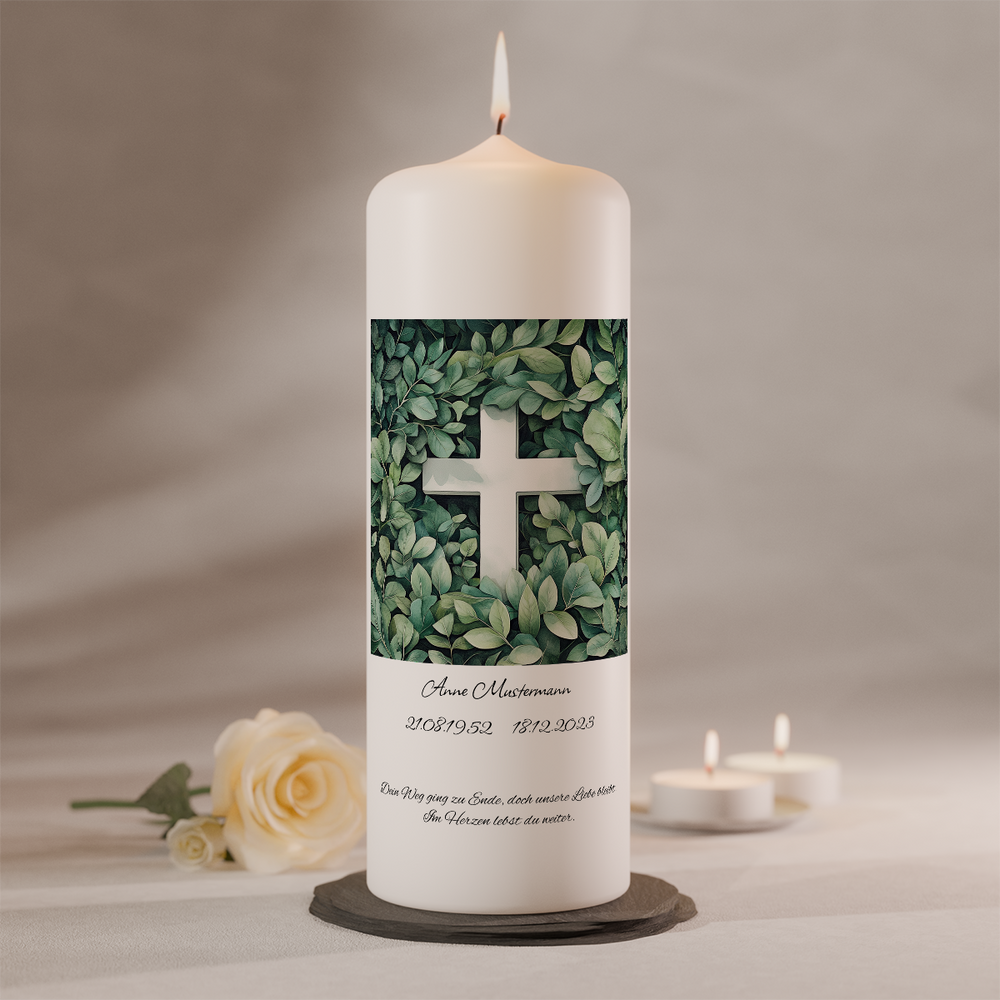 Personalisierbare Gedenkkerze mit weißem Kreuz und grünem Blättermotiv