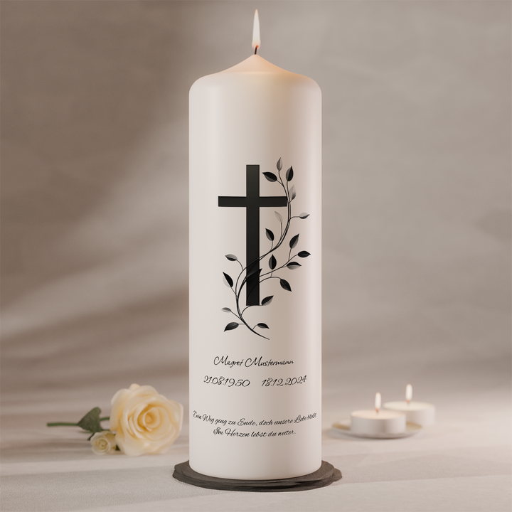 Trauerkerze mit Kreuz und zarter Blattranke als Symbol für Hoffnung, Glauben und Trost