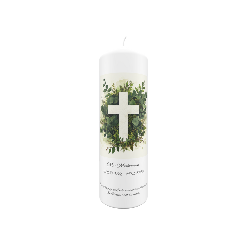 Freigestellte weiße Trauerkerze mit Kreuz im grünen Eukalyptuskranz – Symbol für Glauben, Hoffnung und Erinnerung.