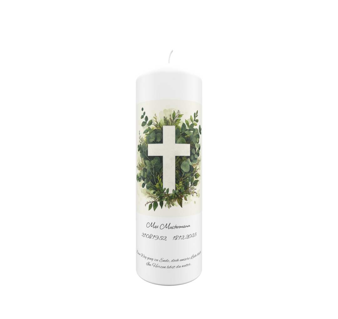 Freigestellte weiße Trauerkerze mit Kreuz im grünen Eukalyptuskranz – Symbol für Glauben, Hoffnung und Erinnerung.