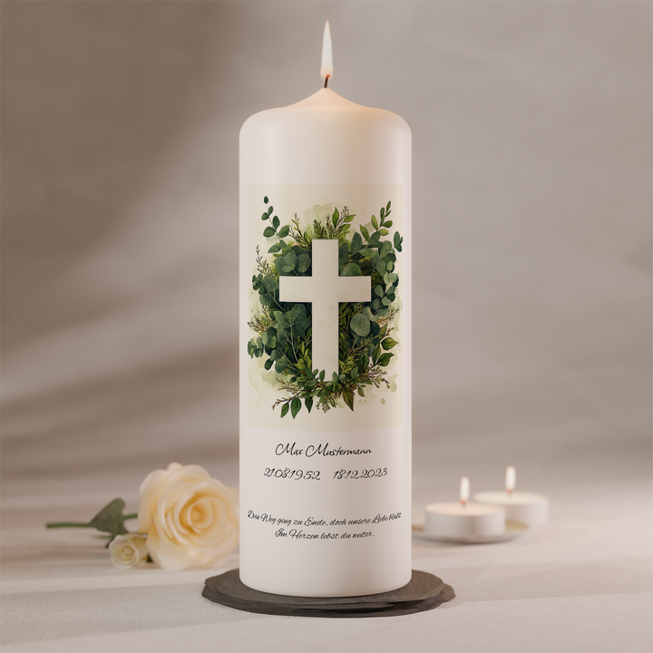 Trauerkerze mit Kreuz im Eukalyptuskranz als Symbol für Hoffnung, Frieden und Erinnerung