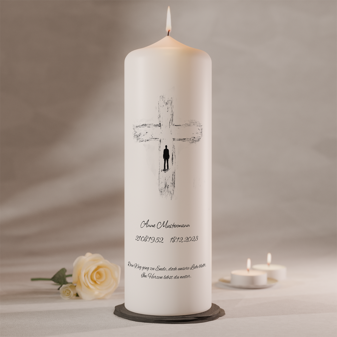 Schlichte Trauerkerze mit Kreuz und Figur als Symbol für Trost und Erinnerung