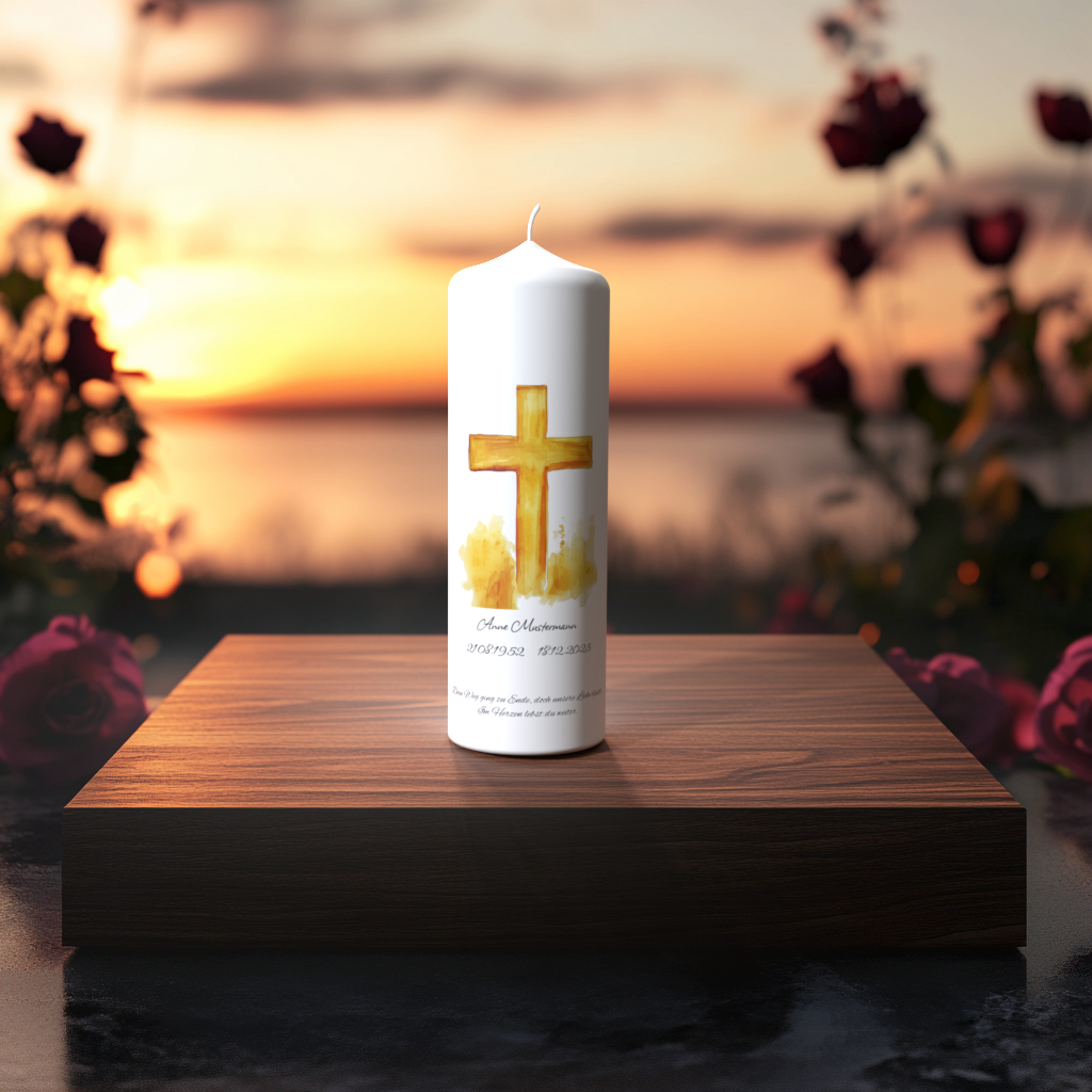 Weiße Trauerkerze mit goldenem Kreuz in Aquarelloptik, auf Holzpodest vor Sonnenuntergang – Symbol für Licht, Hoffnung und ewige Erinnerung.