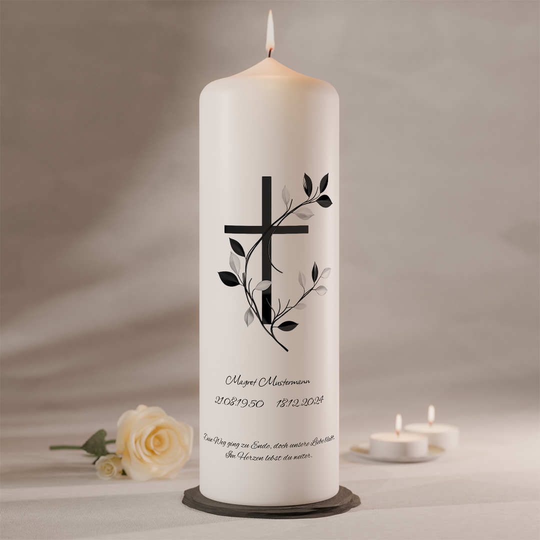 Trauerkerze mit Kreuz und zarter Ranke als Symbol für Hoffnung, Glauben und Erinnerung