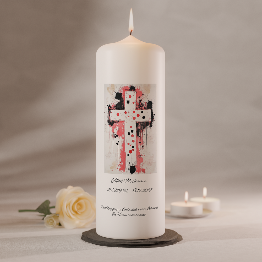 Personalisierbare Gedenkkerze mit rotem und schwarzem Kreuzmotiv auf weißer Trauerkerze