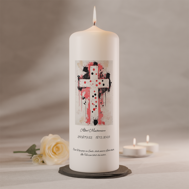 Personalisierbare Gedenkkerze mit rotem und schwarzem Kreuzmotiv auf weißer Trauerkerze