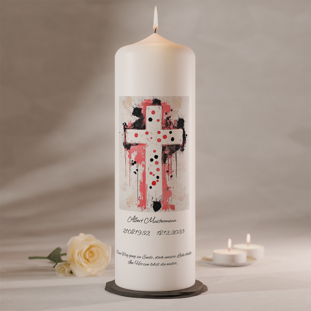 Moderne Trauerkerze mit Kreuzmotiv in Rot und Schwarz auf weißer Gedenkkerze