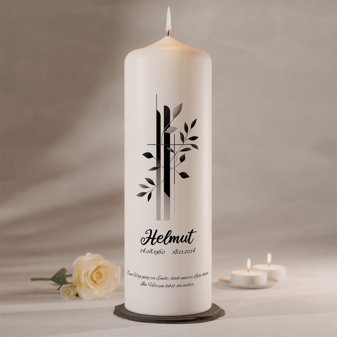 Trauerkerze mit Kreuz und zarten Zweigen als Symbol für Hoffnung, Frieden und Erinnerung