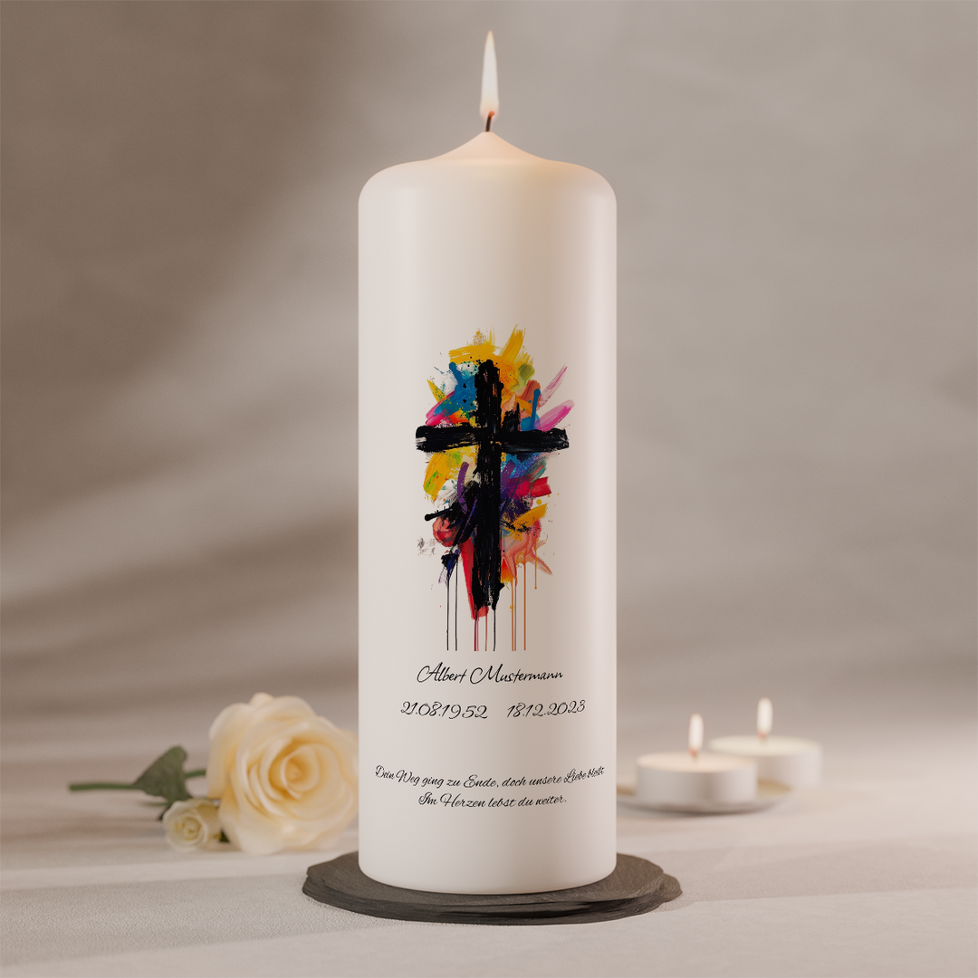 Personalisierbare Gedenkkerze mit modernem Kunstkreuz und farbiger Gestaltung auf weißer Trauerkerze