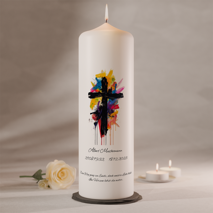 Moderne Trauerkerze mit farbenreichem Kunstkreuz in Blau, Rot und Gelb als symbolisches Erinnerungslicht
