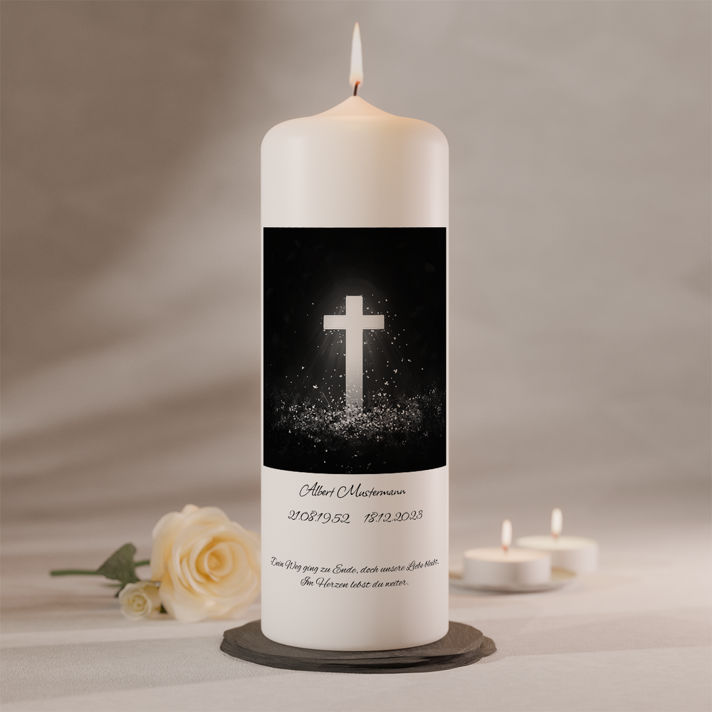 Personalisierbare Gedenkkerze mit leuchtendem Kreuzmotiv auf schwarzem Kerzendesign