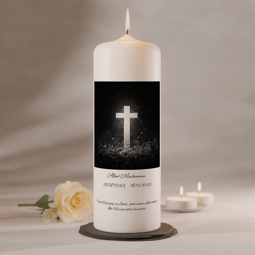 Personalisierbare Gedenkkerze mit leuchtendem Kreuzmotiv auf schwarzem Kerzendesign