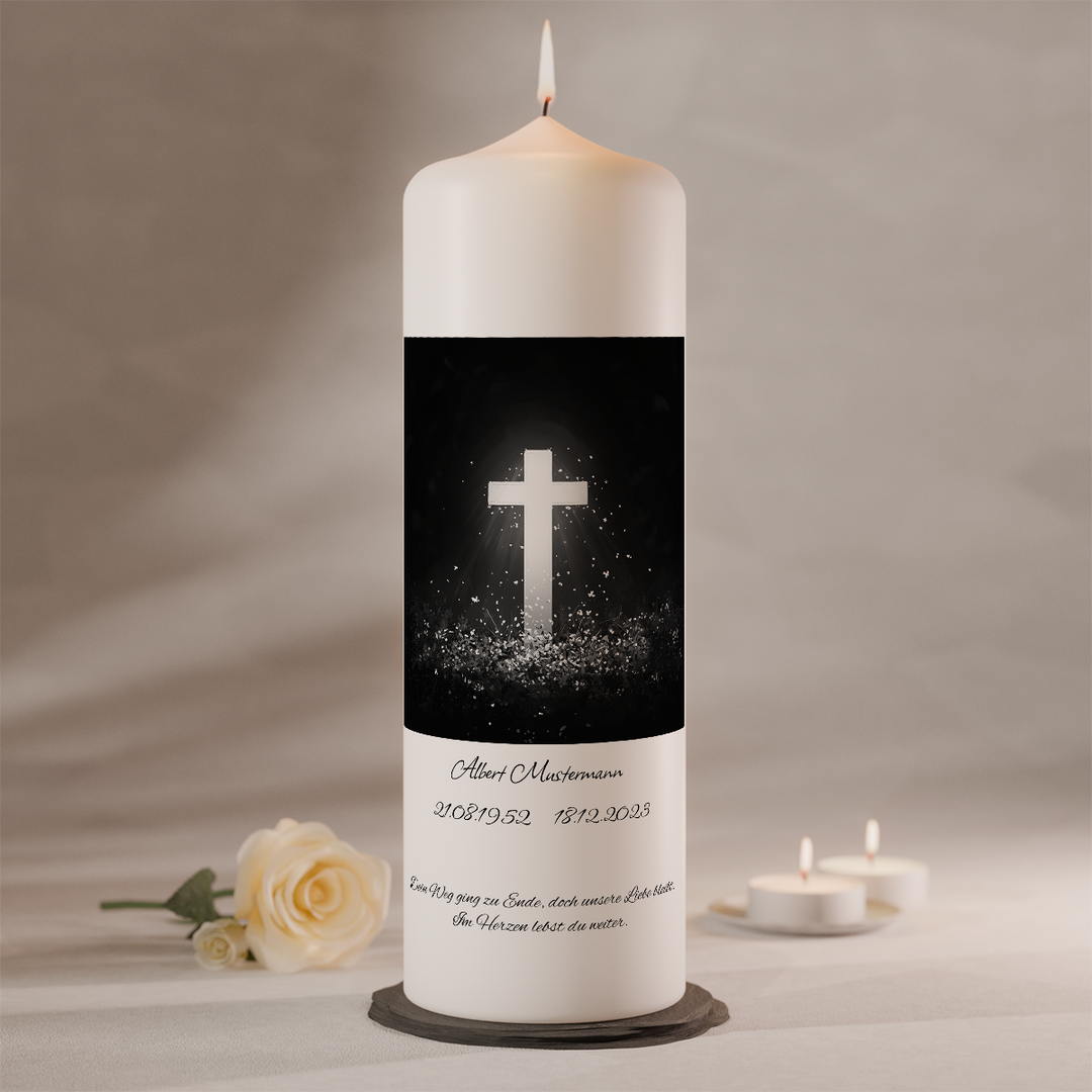 Moderne Trauerkerze mit leuchtendem Kreuz auf schwarzem Hintergrund als symbolisches Erinnerungslicht