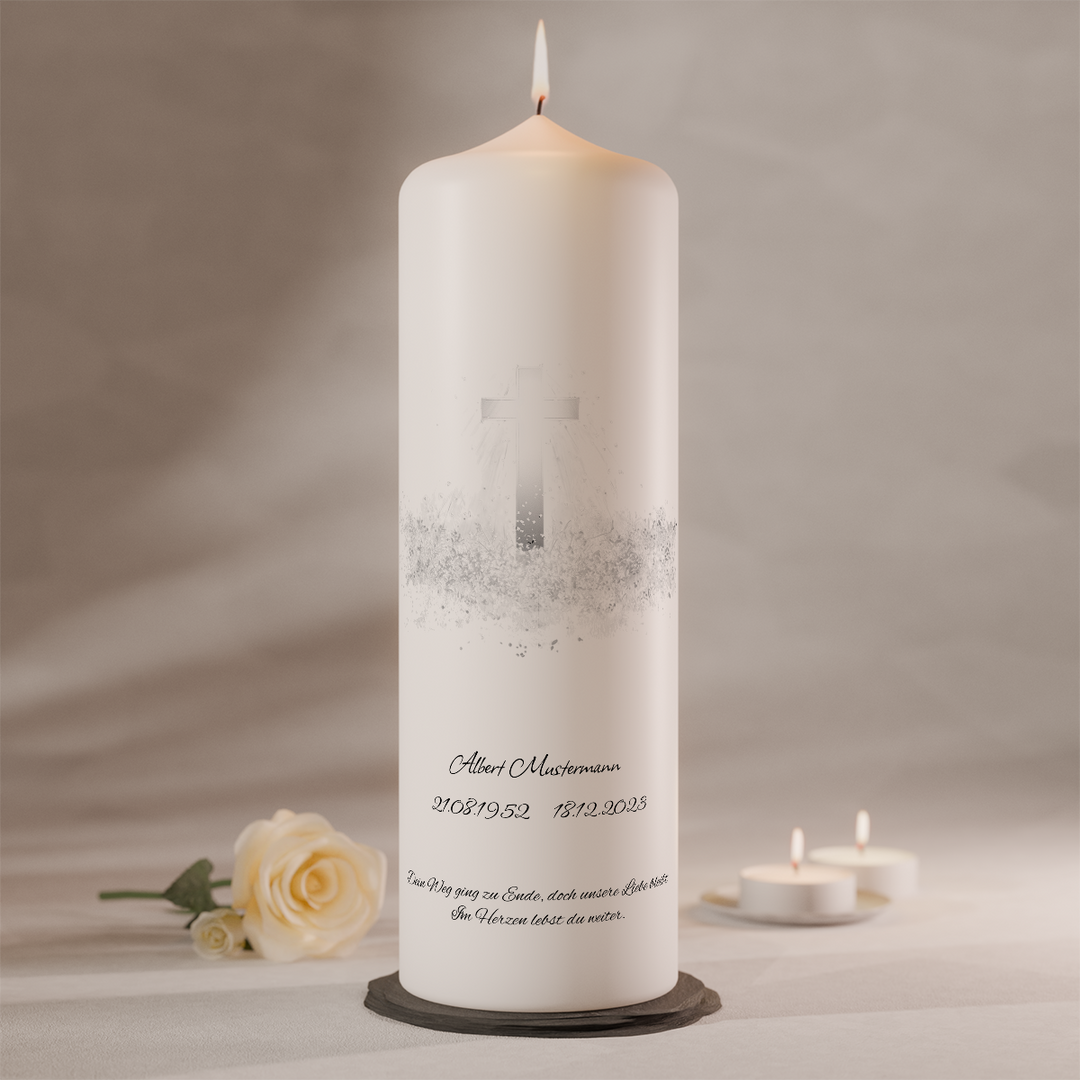 Schlichte moderne Trauerkerze mit weißem Lichtkreuz auf einer eleganten Gedenkkerze