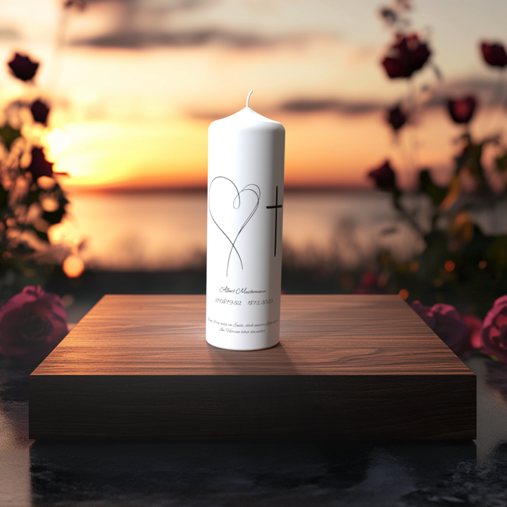 Weiße Trauerkerze mit feinem Linienherz und Kreuzmotiv auf Holzpodest, im Hintergrund Sonnenuntergang und Rosen – Symbol für Liebe, Glaube und Erinnerung.