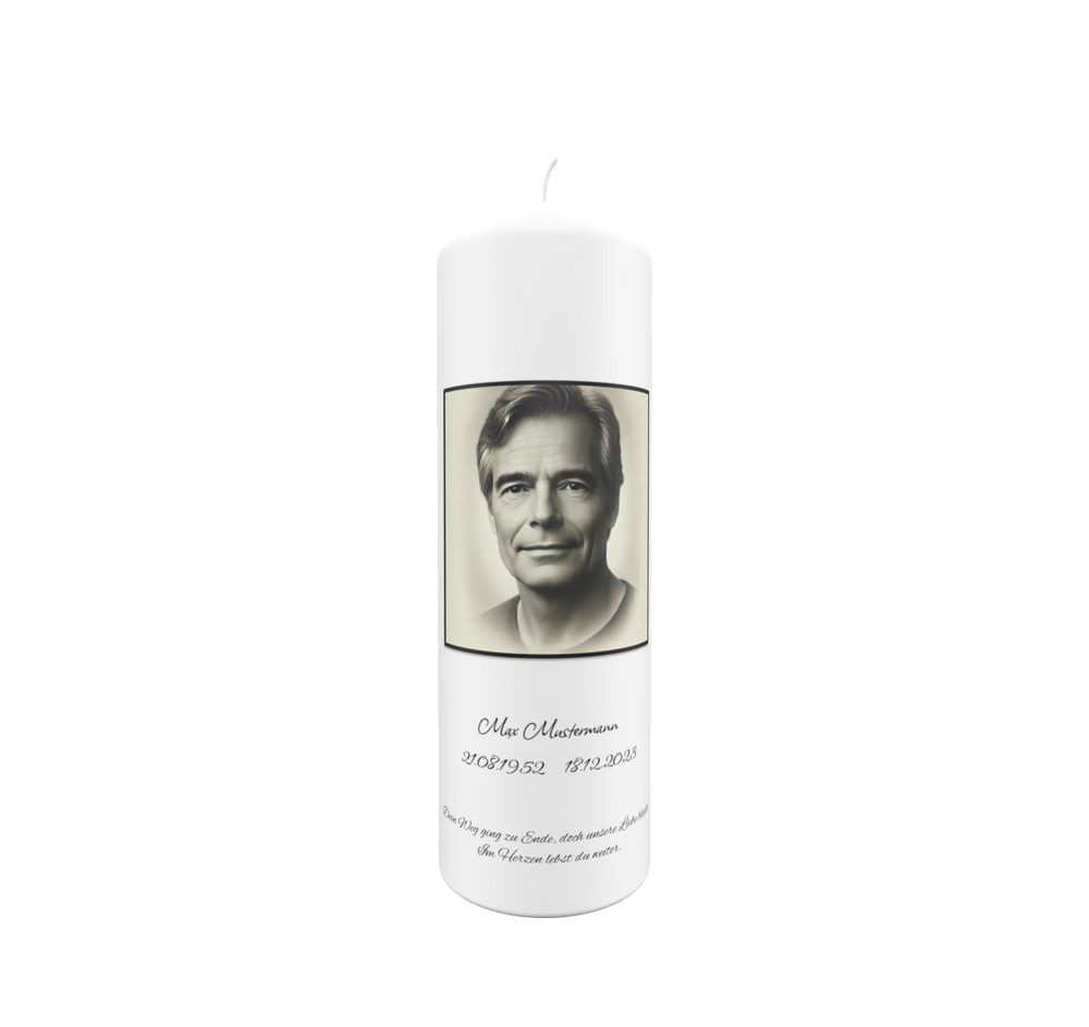 Weiße Trauerkerze mit Fotoporträt und dezentem Schriftzug auf hellem Hintergrund – Symbol für Erinnerung und Nähe.