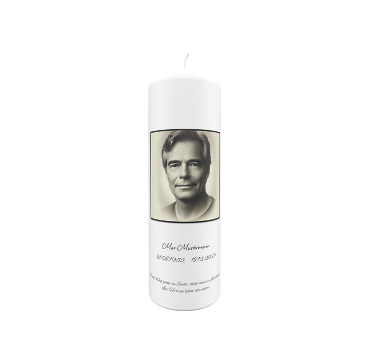 Weiße Trauerkerze mit Fotoporträt und dezentem Schriftzug auf hellem Hintergrund – Symbol für Erinnerung und Nähe.