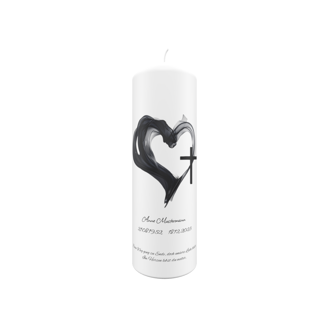 Weiße Trauerkerze mit schwarzem Herz- und Kreuzmotiv auf hellem Hintergrund – Symbol für Liebe, Glaube und Erinnerung.